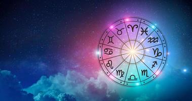 stjärntecken inuti horoskopcirkeln. astrologi på himlen med många stjärnor och månar astrologi och horoskop koncept foto