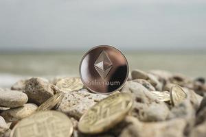 ethereum kryptovaluta. e-valuta. sommar strand. havsstenar foto