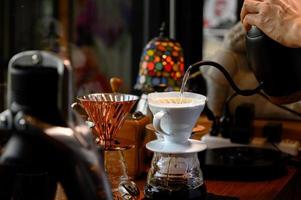 barista gör kaffe i droppmetod för kunder. foto
