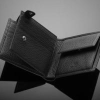 fashionabla designer läder plånbok för män på en svart bakgrund foto