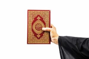 koranen i handen helig bok av muslimer offentligt föremål för alla muslimer koranen i handen muslimer kvinna foto