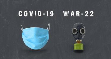 covid-19 och war-22 med två masker. coronavirus och krig i Ukraina foto