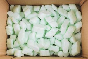 låda fylld med polystyrenskum jordnötter förpackning fyllmedel dämpande material foto