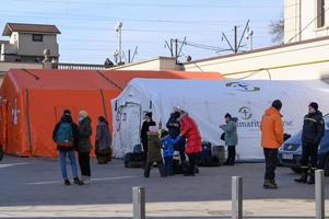 lviv, Ukraina - 12 mars 2022. flyktinghjälpscentrum nära järnvägsstationen. foto