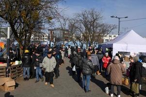 lviv, Ukraina - 12 mars 2022. människor i järnvägsstationen i västra ukrainska staden lviv som väntar på tåget till Polen. foto