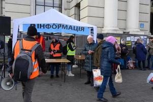 lviv, Ukraina - 12 mars 2022. flyktinghjälpscentrum nära järnvägsstationen. foto