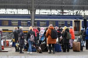 lviv, Ukraina - 12 mars 2022. människor i järnvägsstationen i västra ukrainska staden lviv som väntar på tåget till Polen. foto