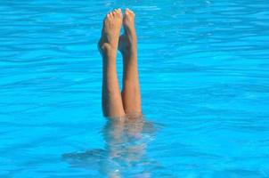 flicka synkroniserad simning foto