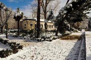 snöstorm med slask på trottoarer. granada foto