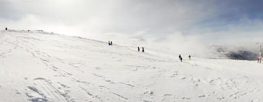 människor som har kul i snöade berg i sierra nevada foto