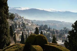 utsikt över staden Granada och Sierra Nevada foto