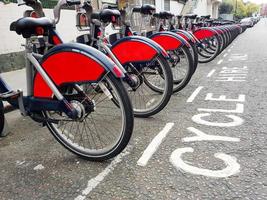 cyklar att hyra på deras station i london foto