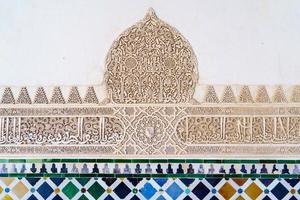 keramiska väggar i Alhambra i Granada. foto