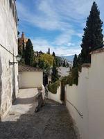 Granada Street i Realejo-kvarteret med utsikt över Sierra Nevada foto