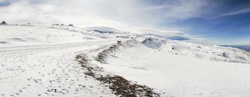 skidorten sierra nevada på vintern, full av snö. foto