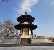 London, Storbritannien, 15 april 2019. Tempel för fredspagod i Battersea Park vid Themsen, London, Storbritannien foto