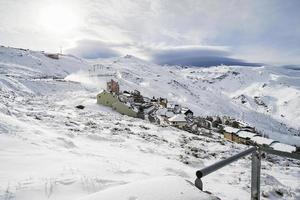 skidorten sierra nevada på vintern, full av snö. foto