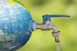 vatten rinner och världen sparar vatten, vatten droppar foto