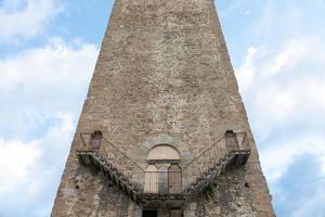 exteriör detalj av antik tornbyggnad i Florens, Italien, med escher arkitekturstil. foto