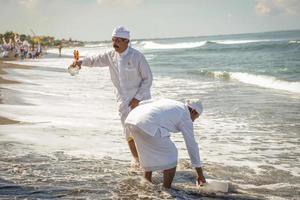 sanur, bali, indonesien, 2015 - melasti är en hinduisk balinesisk reningsceremoni och ritual foto