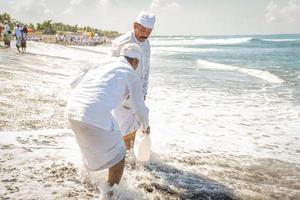 sanur, bali, indonesien, 2015 - melasti är en hinduisk balinesisk reningsceremoni och ritual foto