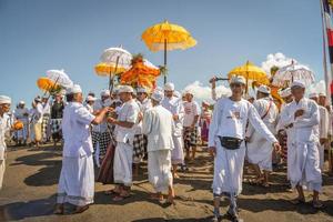 sanur, bali, indonesien, 2015 - melasti är en hinduisk balinesisk reningsceremoni och ritual foto