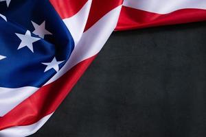 amerikanska flaggan på en mörk bakgrund. foto