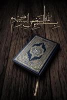 bismillah betyder i allahs namn arabisk konst med koranens heliga bok av muslimer offentligt föremål för alla muslimer. foto