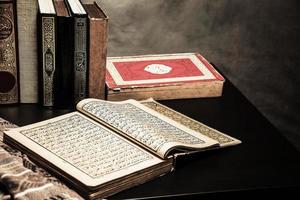 koranens heliga bok om muslimer offentligt föremål för alla muslimer på bordet, stilleben foto