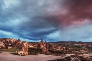 panorama av unika geologiska formationer i Kappadokien, Turkiet. foto