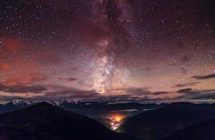 fantastiskt vintermeteorregn och berg i dimman. foto