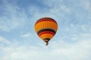 färgglad ballong på den blå himlen. foto