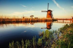 traditionella holländska väderkvarnar från kanalen rotterdam. holland. foto