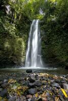 fantastisk hösttapet purbosono dolda vattenfall i wonosobo, indonesien. foto