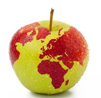 välsmakande saftigt äpple närbild med en karta på vit bakgrund. foto