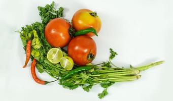 en färsk grupp grönsaker på vit bakgrund foto