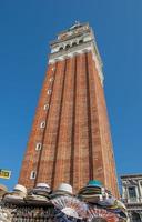 hattar till salu i ståndet på Piazza San Marco i Venedig foto