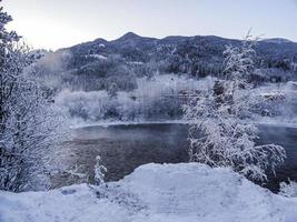 natt och månsken över bergen snö och sjöar, norge. foto