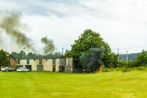 giftigt rökmoln från böndernas eldstad i Slovenien foto