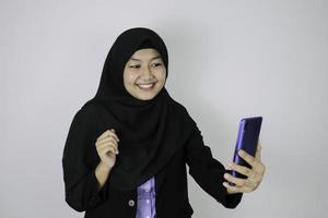 le asiatisk islam kvinna som bär huvudduk när videosamtal på telefonen foto