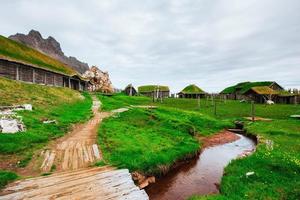 traditionell vikingaby. trähus nära bergsgranar foto