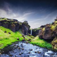 fantastiskt landskap av berg och vattenfall på Island foto