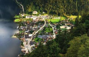 utsikt från höjden på hallstatt stad mellan bergen. austri foto