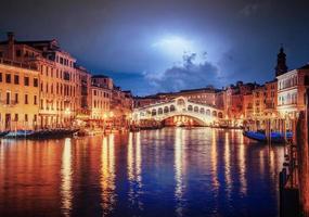 stadslandskap. rialtobron i Venedig foto