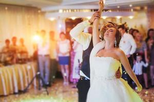 lyckliga brudparet sin första dans foto