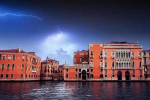 vacker blixt över staden. landskap Venedig foto