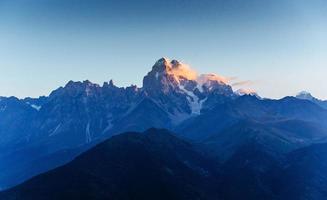 tjock dimma på bergspasset goulet. georgien, svaneti. Europa. foto