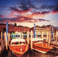 stadslandskap. Venedig i solnedgången. grönt vatten med båtar foto