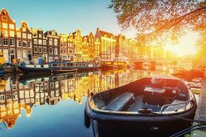kanalen vid solnedgången. amsterdam är huvudstaden foto