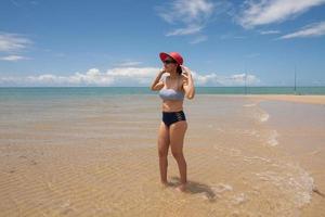 dam på stranden står på en sandbank vid lågvatten i ponta do corumbau, Brasilien foto